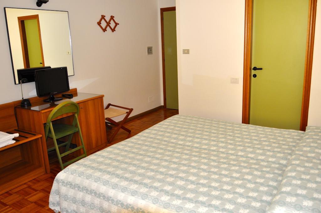 Hotel Europa Cembra Cembra Lisignago Szoba fotó
