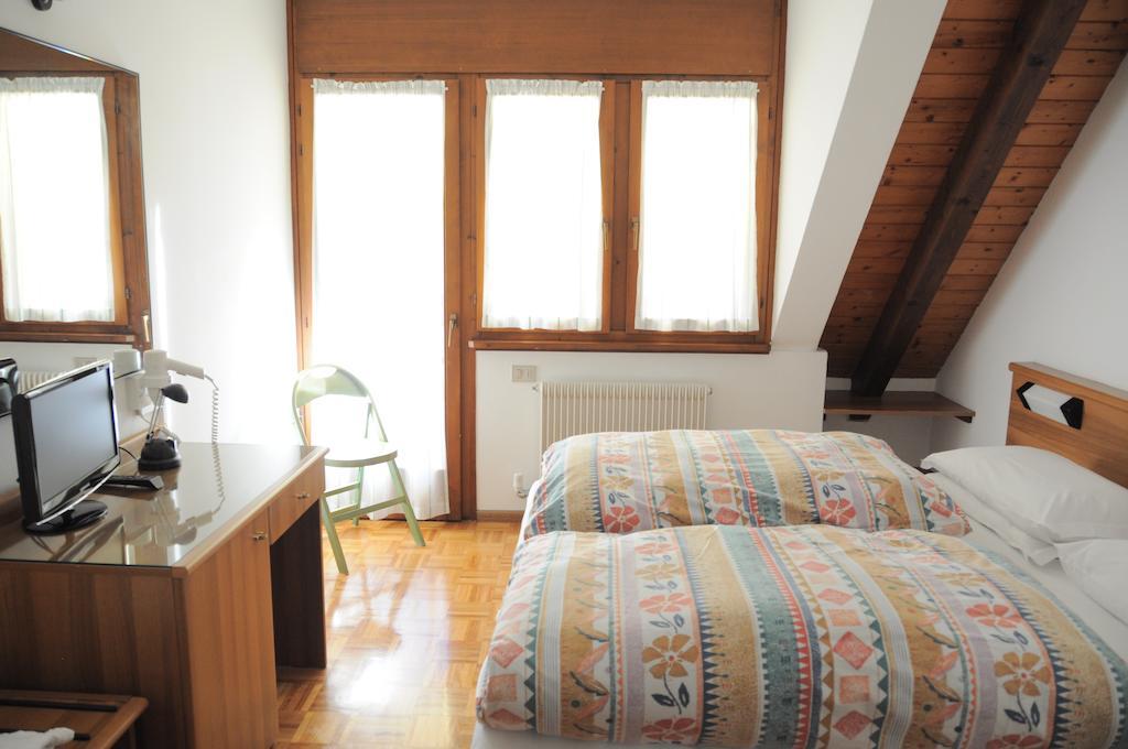 Hotel Europa Cembra Cembra Lisignago Szoba fotó